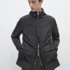Parka con capucha y detalles de tela Parka con capucha y detalles de tela