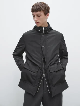 Parka con capucha y detalles de tela