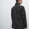 Parka con capucha y detalles de tela Parka con capucha y detalles de tela