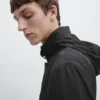 Parka con capucha y detalles de tela Parka con capucha y detalles de tela