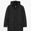 Parka con capucha y detalles de tela Parka con capucha y detalles de tela