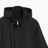 Parka con capucha y detalles de tela Parka con capucha y detalles de tela