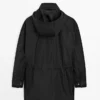Parka con capucha y detalles de tela Parka con capucha y detalles de tela