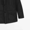 Parka con capucha y detalles de tela Parka con capucha y detalles de tela