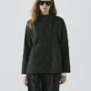 Parka corta acolchada con detalle en el cuello