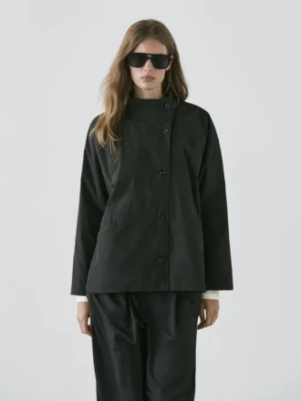 Parka corta acolchada con detalle en el cuello