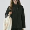 Parka corta acolchada con detalle en el cuello