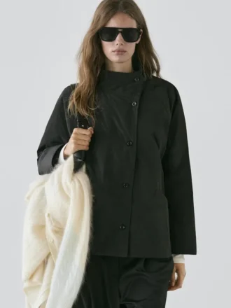 Parka corta acolchada con detalle en el cuello