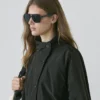 Parka corta acolchada con detalle en el cuello