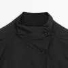 Parka corta acolchada con detalle en el cuello