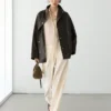 Parka tipo capa de piel napa con bolsillos Parka tipo capa de piel napa con bolsillos
