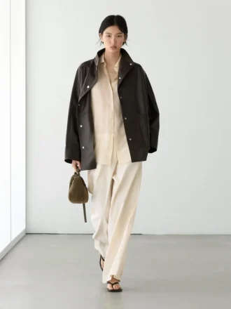 Parka tipo capa de piel napa con bolsillos