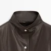 Parka tipo capa de piel napa con bolsillos Parka tipo capa de piel napa con bolsillos
