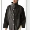 Parka tipo capa de piel napa con bolsillos Parka tipo capa de piel napa con bolsillos