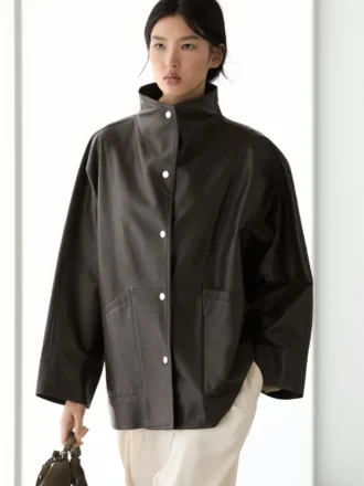 Parka tipo capa de piel napa con bolsillos