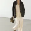 Parka tipo capa de piel napa con bolsillos Parka tipo capa de piel napa con bolsillos