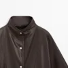 Parka tipo capa de piel napa con bolsillos Parka tipo capa de piel napa con bolsillos