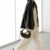 Parka tipo capa de piel napa con bolsillos Parka tipo capa de piel napa con bolsillos