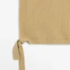 Peto con cuello en V y detalles de lazo