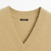 Peto con cuello en V y detalles de lazo