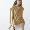 Peto con cuello en V y detalles de lazo