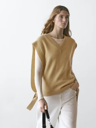 Peto con cuello en V y detalles de lazo