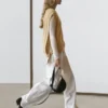 Peto con cuello en V y detalles de lazo