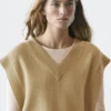 Peto con cuello en V y detalles de lazo