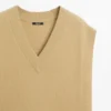 Peto con cuello en V y detalles de lazo