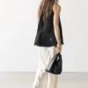 Top halter de satén con detalle de lazo Top halter de satén con detalle de lazo