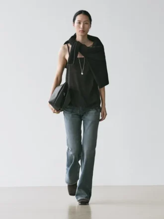 Top tipo camisola con detalle de encaje Top tipo camisola con detalle de encaje