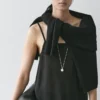 Top tipo camisola con detalle de encaje Top tipo camisola con detalle de encaje