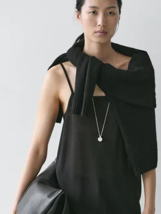 Top tipo camisola con detalle de encaje Top tipo camisola con detalle de encaje