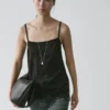Top tipo camisola con detalle de encaje Top tipo camisola con detalle de encaje
