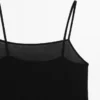Top tipo camisola con detalle de encaje Top tipo camisola con detalle de encaje