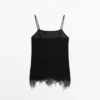 Top tipo camisola con detalle de encaje Top tipo camisola con detalle de encaje