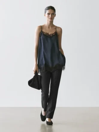 Top tipo camisola con detalle de encaje en contraste