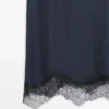 Top tipo camisola con detalle de encaje en contraste Top tipo camisola con detalle de encaje en contraste