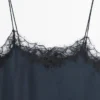 Top tipo camisola con detalle de encaje en contraste Top tipo camisola con detalle de encaje en contraste