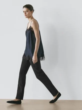 Top tipo camisola con detalle de encaje en contraste