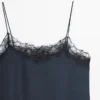 Top tipo camisola con detalle de encaje en contraste Top tipo camisola con detalle de encaje en contraste