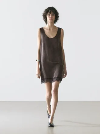 Vestido corto y fluido con detalles de encaje