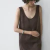 Vestido corto y fluido con detalles de encaje Vestido corto y fluido con detalles de encaje