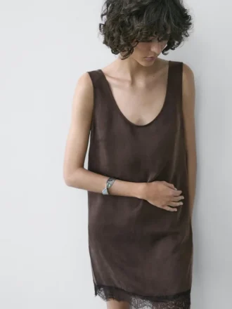 Vestido corto y fluido con detalles de encaje