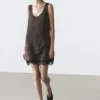 Vestido corto y fluido con detalles de encaje Vestido corto y fluido con detalles de encaje