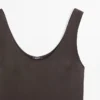 Vestido corto y fluido con detalles de encaje Vestido corto y fluido con detalles de encaje