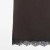 Vestido corto y fluido con detalles de encaje Vestido corto y fluido con detalles de encaje