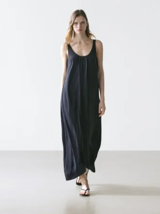 Vestido fluido acampanado con tirantes