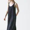Vestido fluido acampanado con tirantes Vestido fluido acampanado con tirantes