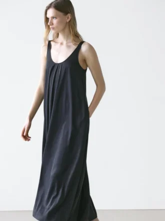 Vestido fluido acampanado con tirantes